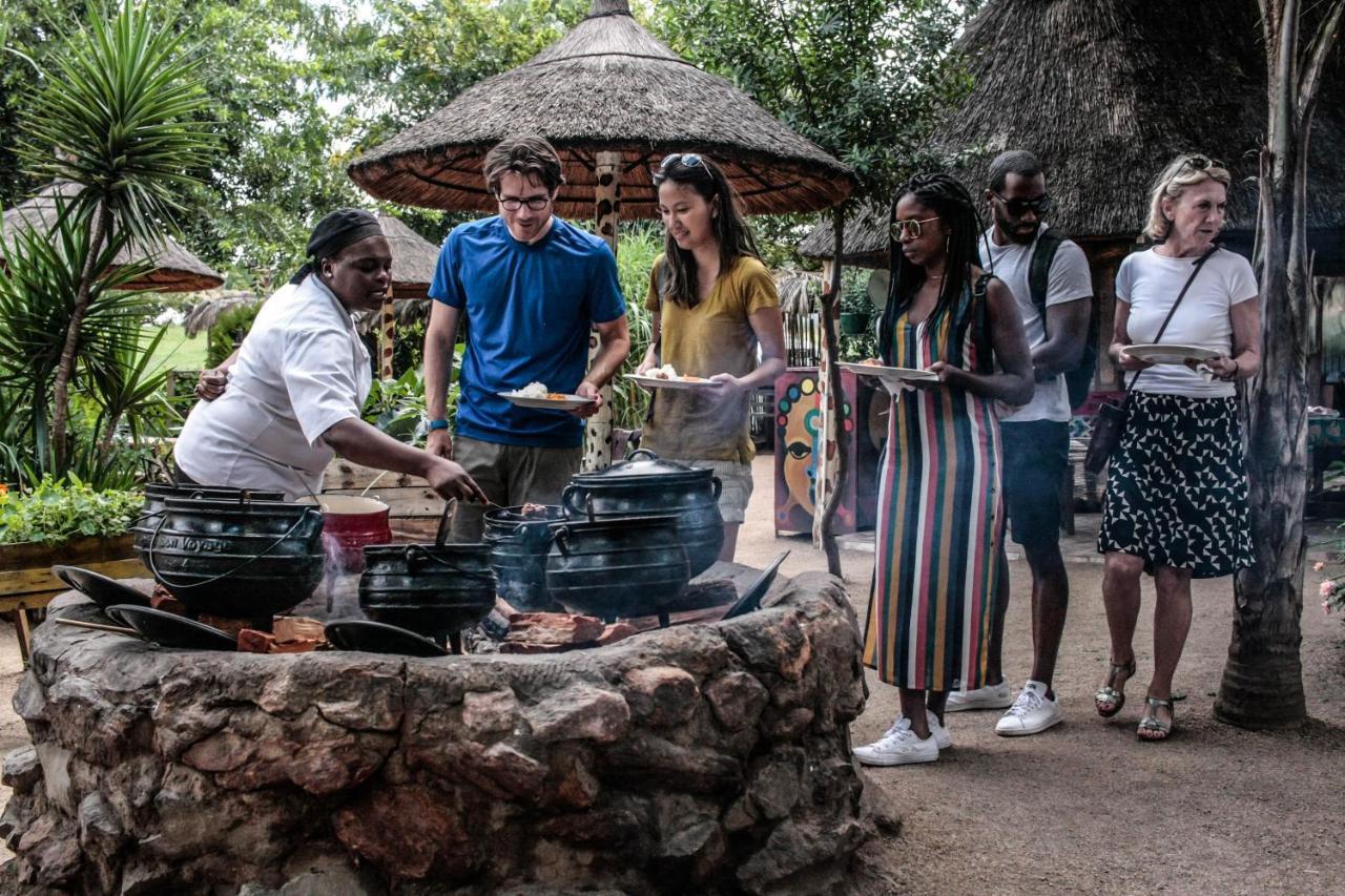 Lebo'S Soweto Backpackers Pansiyon Dış mekan fotoğraf