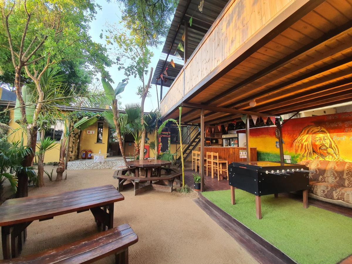 Lebo'S Soweto Backpackers Pansiyon Dış mekan fotoğraf