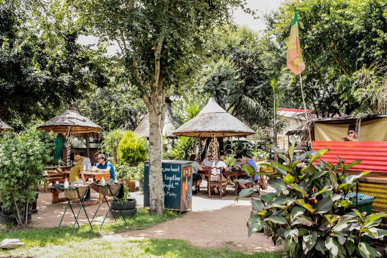 Lebo'S Soweto Backpackers Pansiyon Dış mekan fotoğraf