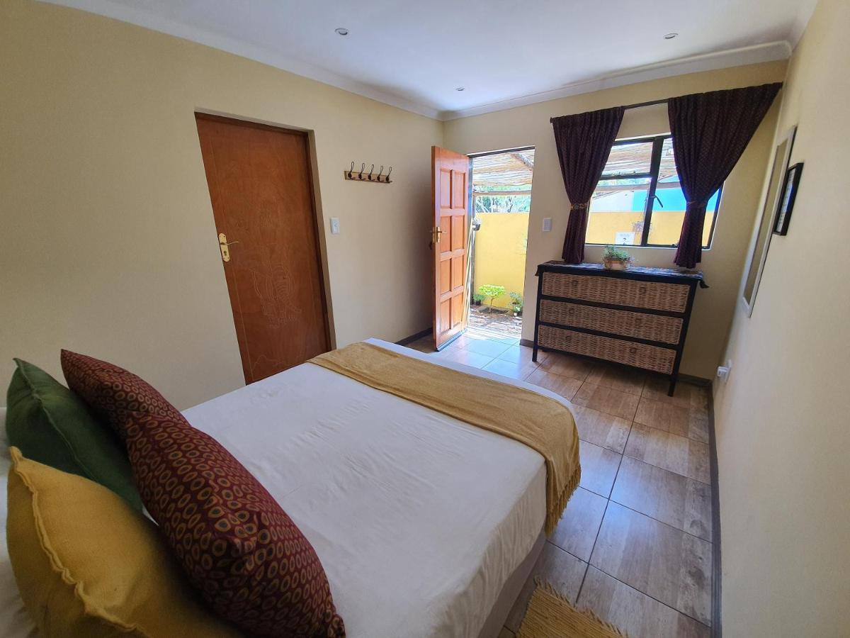 Lebo'S Soweto Backpackers Pansiyon Dış mekan fotoğraf