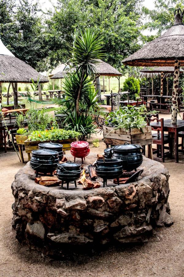 Lebo'S Soweto Backpackers Pansiyon Dış mekan fotoğraf
