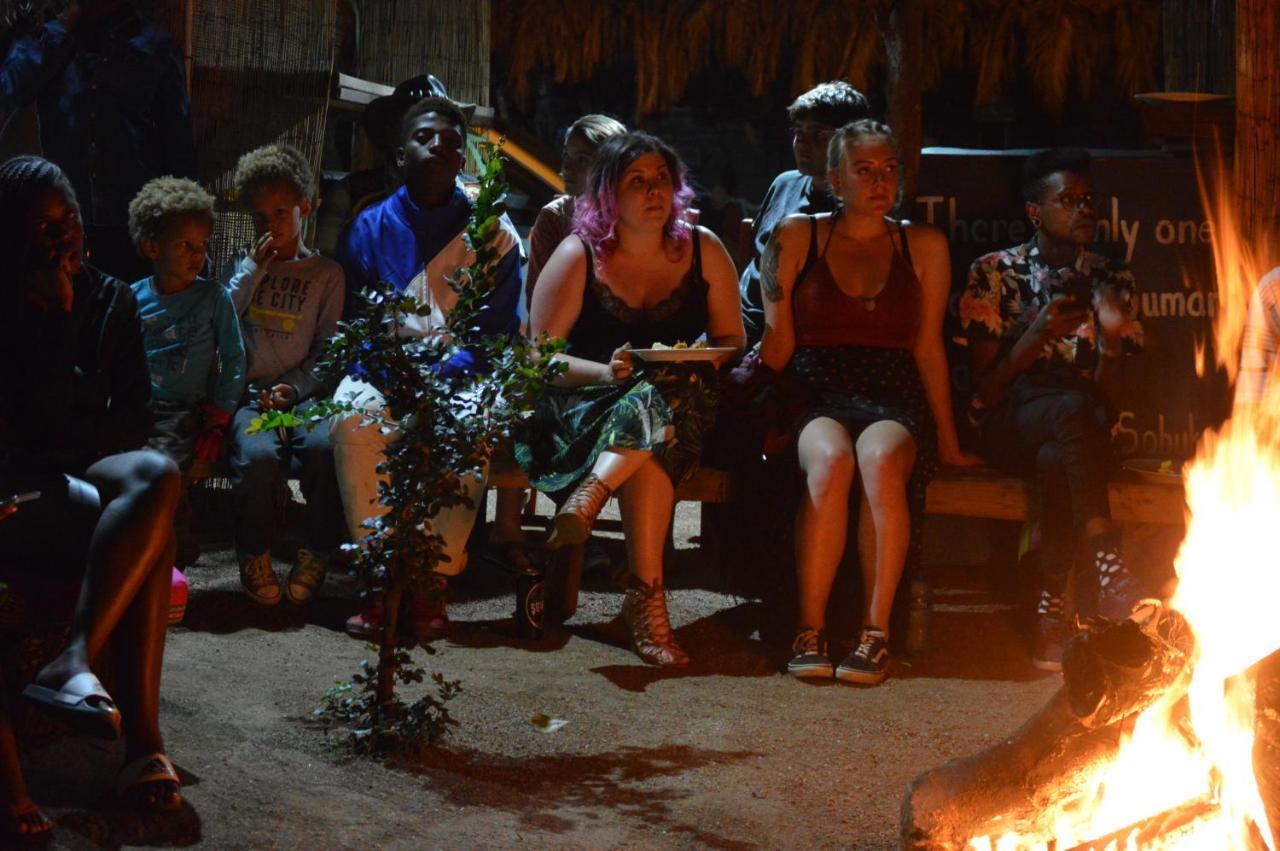Lebo'S Soweto Backpackers Pansiyon Dış mekan fotoğraf