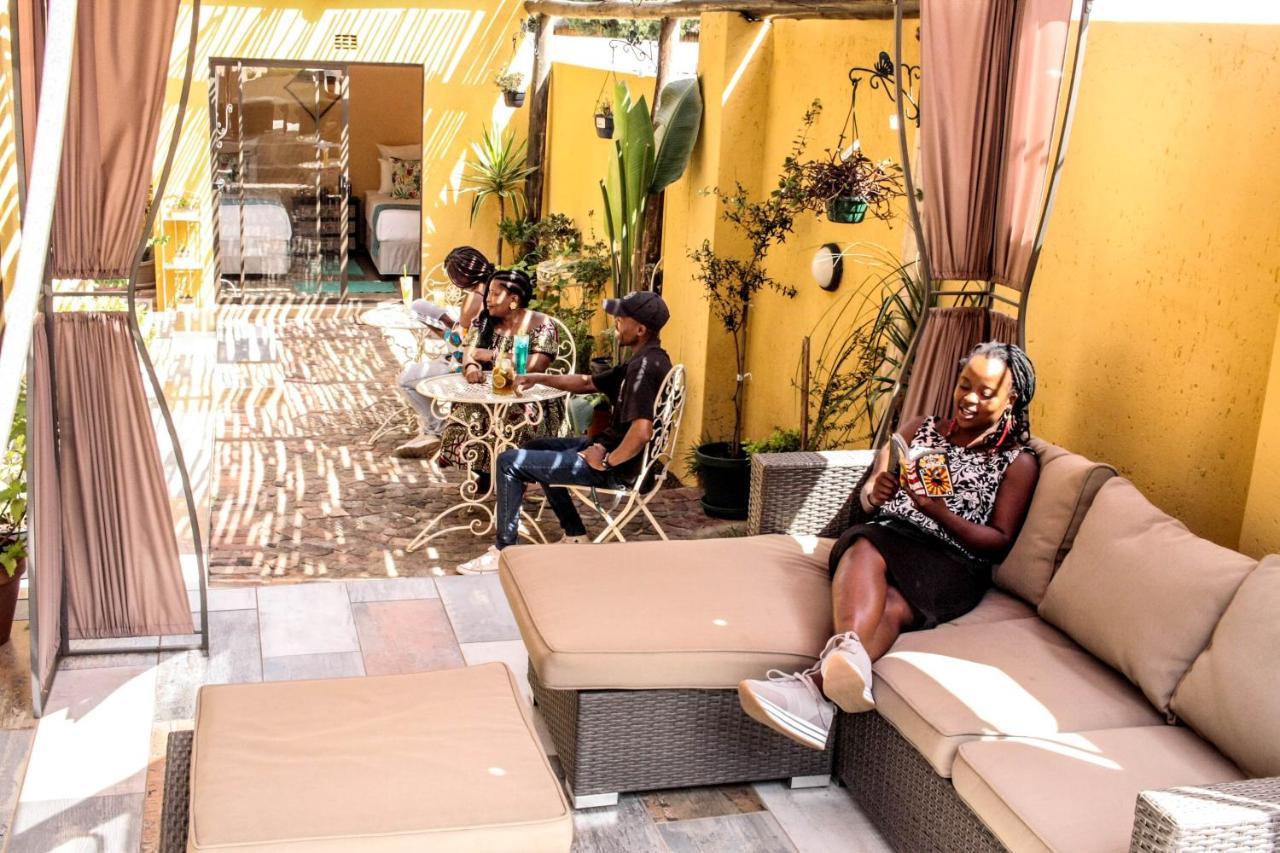 Lebo'S Soweto Backpackers Pansiyon Dış mekan fotoğraf
