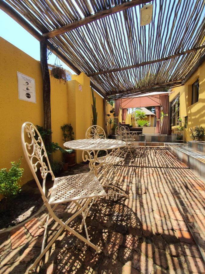 Lebo'S Soweto Backpackers Pansiyon Dış mekan fotoğraf