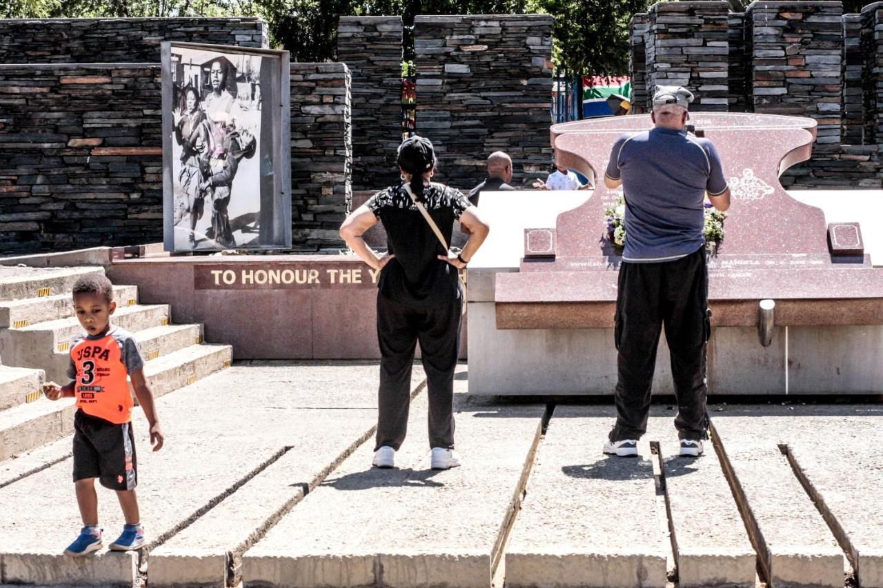 Lebo'S Soweto Backpackers Pansiyon Dış mekan fotoğraf