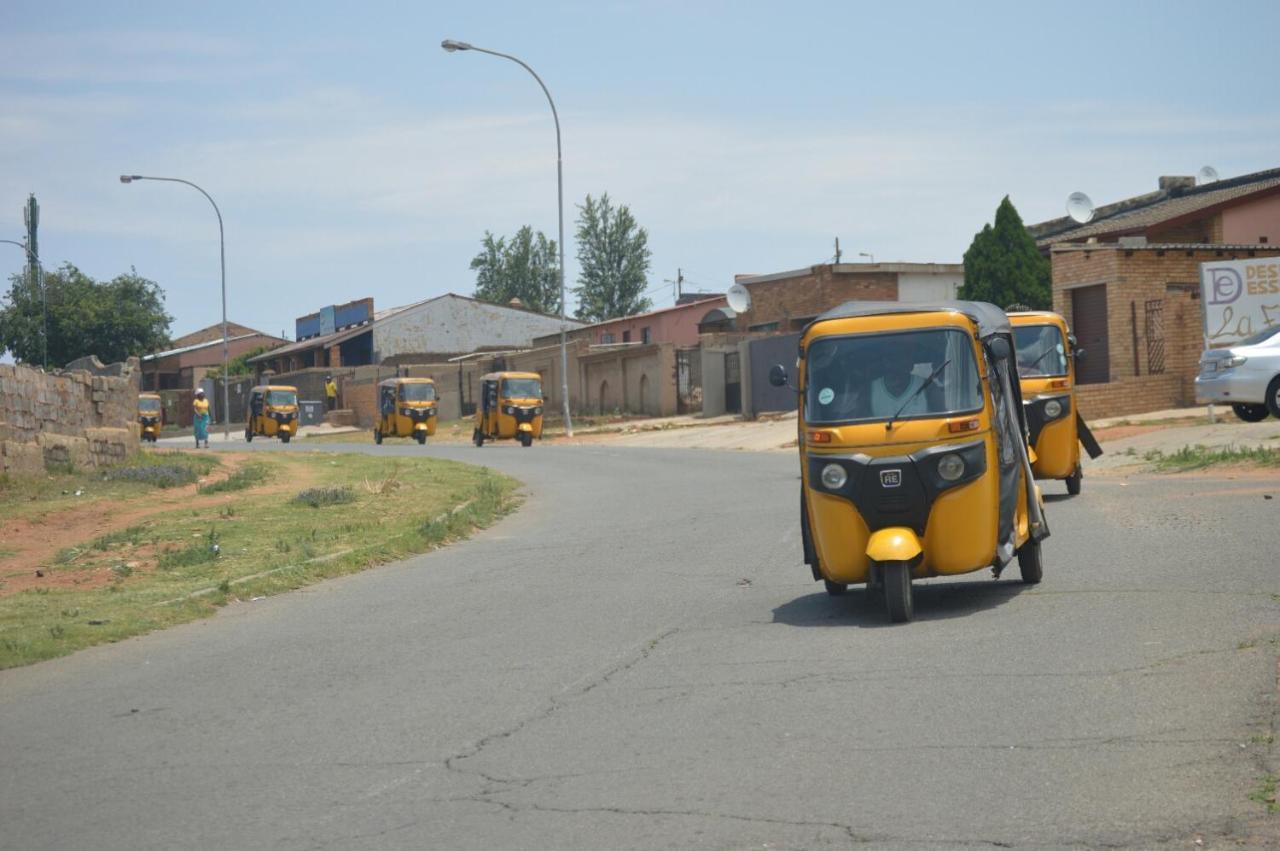 Lebo'S Soweto Backpackers Pansiyon Dış mekan fotoğraf