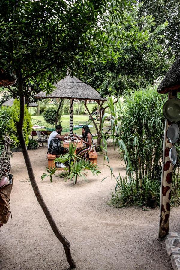 Lebo'S Soweto Backpackers Pansiyon Dış mekan fotoğraf