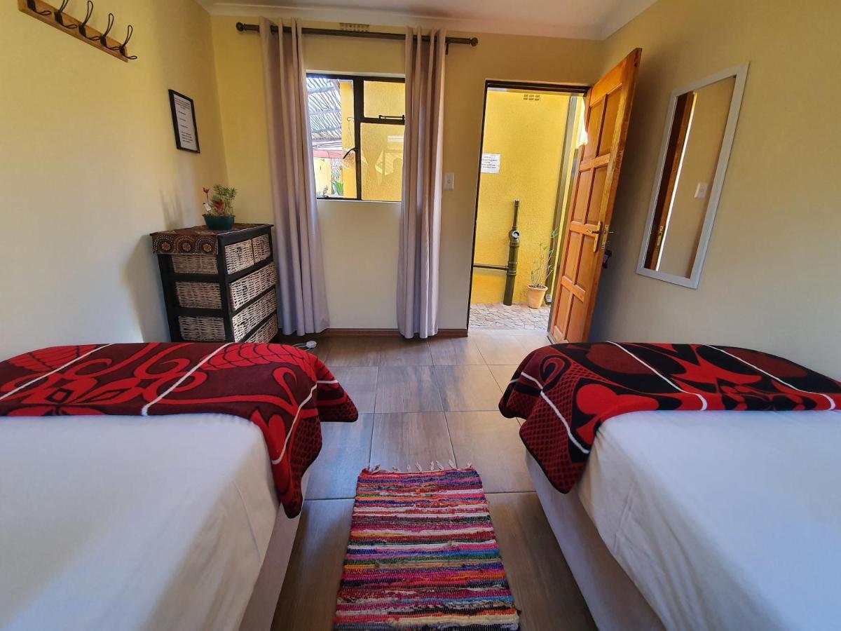 Lebo'S Soweto Backpackers Pansiyon Dış mekan fotoğraf