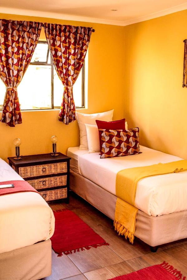 Lebo'S Soweto Backpackers Pansiyon Dış mekan fotoğraf
