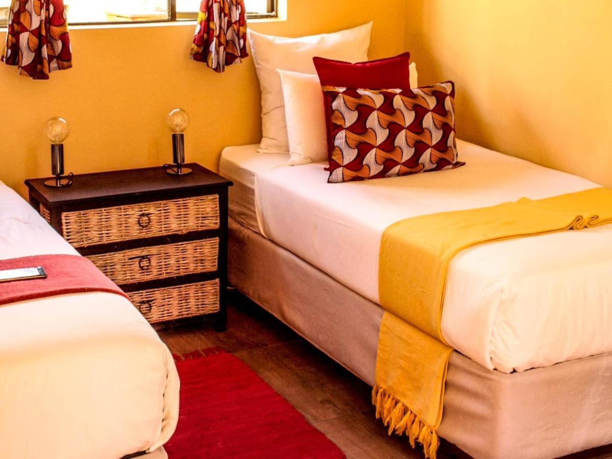 Lebo'S Soweto Backpackers Pansiyon Dış mekan fotoğraf